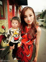 组图：潮装辣妈章龄之亲子街拍秀长腿