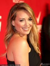 组图：希拉里-达芙金发碧眼甜美 手臂粗壮臃肿