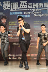 组图：潘玮柏8月推新专辑 自曝私下十分邋遢