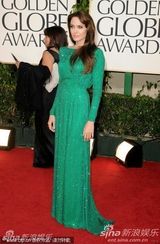 高清图：朱莉闪片绿裙华丽 皮特墨镜遮面耍个性