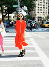 组图：陈燃受邀出席品牌时尚秀 红衣造型亮相