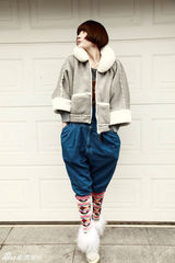 组图：徐粲金街拍LOOK背带裤搭老虎图案毛衣