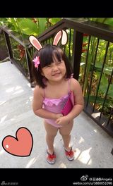 组图：Angela生活照宛若时装秀 超萌小妞爱发箍