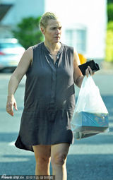 组图：温丝莱特孕期素颜拖鞋出街 凸肚涨奶腿肿