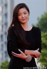 组图：全智贤富川奇幻电影节黑色礼服性感迷人