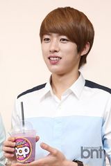 组图：韩团INFINITE出席代言品牌粉丝签名会