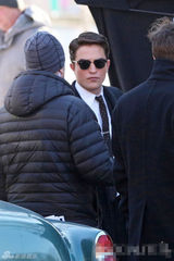 组图：罗伯特帕丁森雪天赶拍新片 吸烟排解劳累