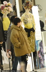 组图：孙俪怀二胎逛街迟缓 穿羽绒服孕肚藏不住