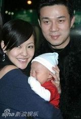 幻灯图：小S微博秀天伦之乐 带女儿看动物现场直播