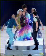 组图：詹妮弗洛佩兹献唱变装 挤爆乳猛男托举