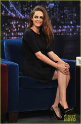 组图：斯图尔特上节目豪放不羁 赤脚比喝酒拼臂力