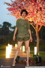 幻灯图集：徐若瑄性感走秀 愚人节装晕倒搞怪 