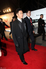 组图：黄晓明捧大奖风趣解读今冬时尚