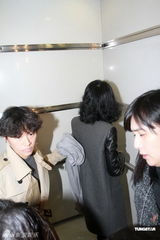 组图：王菲掩面现身铜锣湾为香港个唱庆功