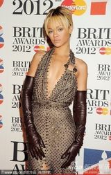 组图：第32届全英音乐奖 蕾哈娜深V露背秀美腿