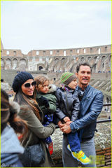 组图：马修-麦康纳带家人游罗马 四口其乐融融