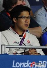 组图：郭晶晶霍启刚甜蜜观战男乒比赛