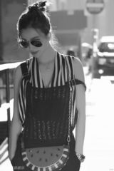 组图：姚星彤纽约街拍 黑白格调复古纯美