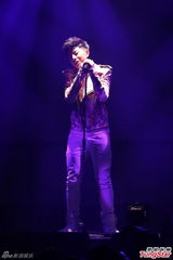 组图：许慧欣化身红天鹅开唱 男友亲临支持