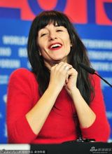 组图：《她们看见一头熊》亮相 罗曼妮红唇抢镜