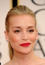 高清图：派波-普拉伯复古红唇绽放笑容