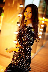 高清组图：高珑珂街拍LOOK 波点连衣裙秀美腿