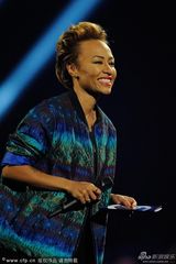 组图：全英音乐水果姐展最炫民族风 艾丽露胸衣