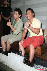 组图：马修连恩体验泡脚 一脸陶醉好舒爽