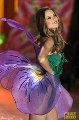 高清图：众超模走奢华内衣秀凸显骄人身材