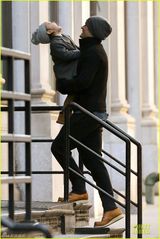 组图：奥兰多带子出街骑大马 小弗林吐舌卖萌