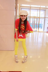 组图：叶熙祺运动套装玩撞色显初春活泼生机