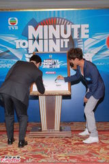 组图：李克勤回无线主持《决战一分钟》