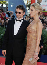 组图：凯特-哈德森性感亮相威尼斯电影节