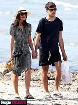 凯拉-奈特莉与老公度蜜月 痴缠紧贴当众热吻