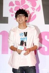 组图：胡夏抱病出席公益活动 为地震灾区献爱心