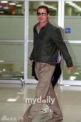 组图：布莱德皮特赴韩宣传 爱子抱玩具熊遮面