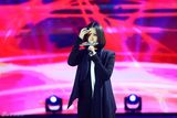 组图：2013微博之夜现场 姚贝娜开唱黑衣干练