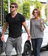 组图：玉女歌手麦莉疑与男友分手 四年感情回顾