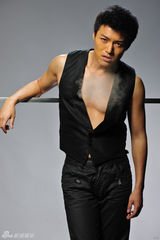 幻灯图：郑国霖半裸镜头性感秀肌肉 野性十足