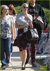 组图：34岁美国女星双胸托宝宝升级I奶