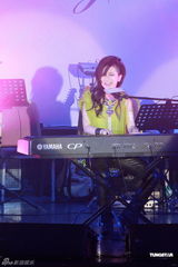 组图：薛凯琪音乐会献唱赞母亲伟大