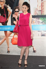 组图：安以轩桃红裙装出席代言 自曝有电影将上映