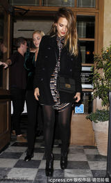 组图：阿尔芭庆生众人簇拥 老公一旁悉心照顾