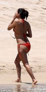 组图：伊娃海滩度假比基尼露肚腩 当众宽衣解带