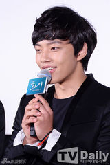 组图：韩片《华颐》发布 吕珍九露纯真笑容