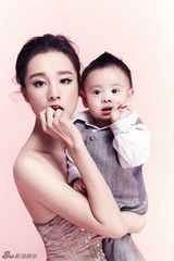 组图：辣妈章龄之携子卖萌 互做鬼脸搞怪可爱