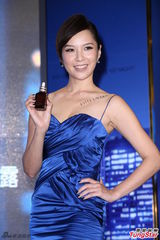 组图：天心吊带长裙亮相 笑容甜美气质妩媚