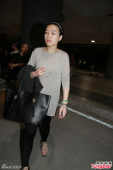 组图：杨幂父母深夜抵巴厘岛 严肃避谈女儿怀孕