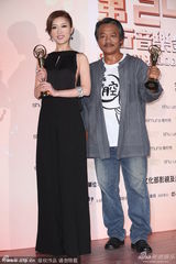 组图：李娅莎获台语女歌手奖 大哭感谢观音菩萨