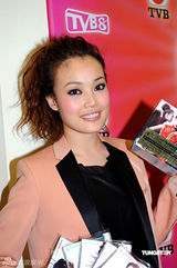 幻灯图：众艺人录制《劲歌金曲》 喜庆装扮迎新年